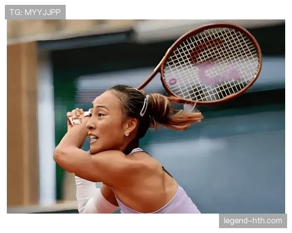 郑钦文赛场冷若冰山，下了飞机居然成了拎着黑卡逛菜市场的姑娘